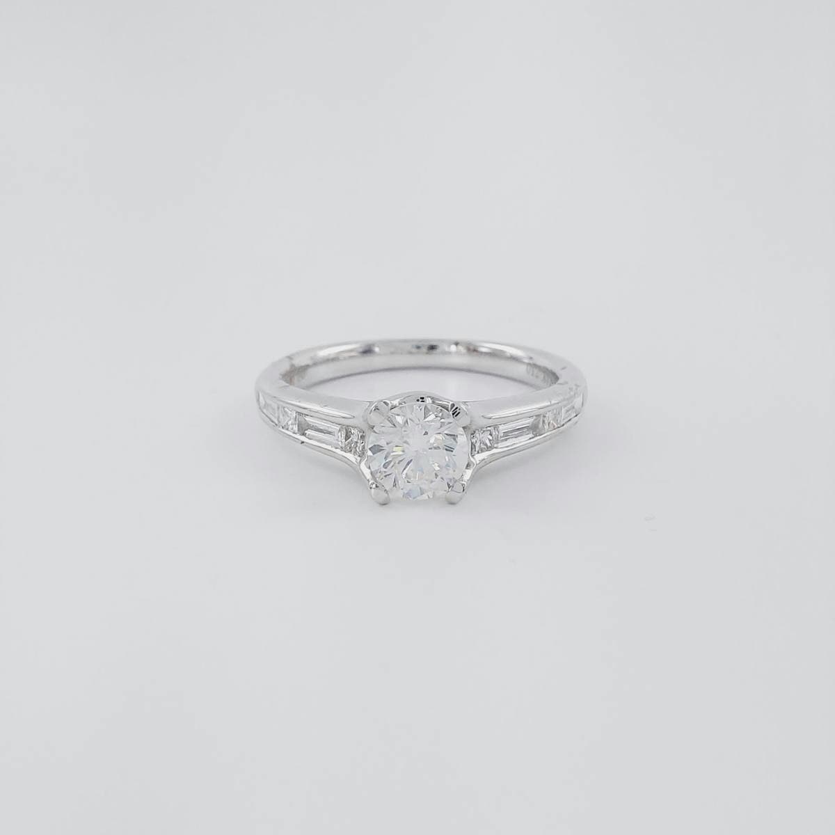 Anillo brillante y baguettes
