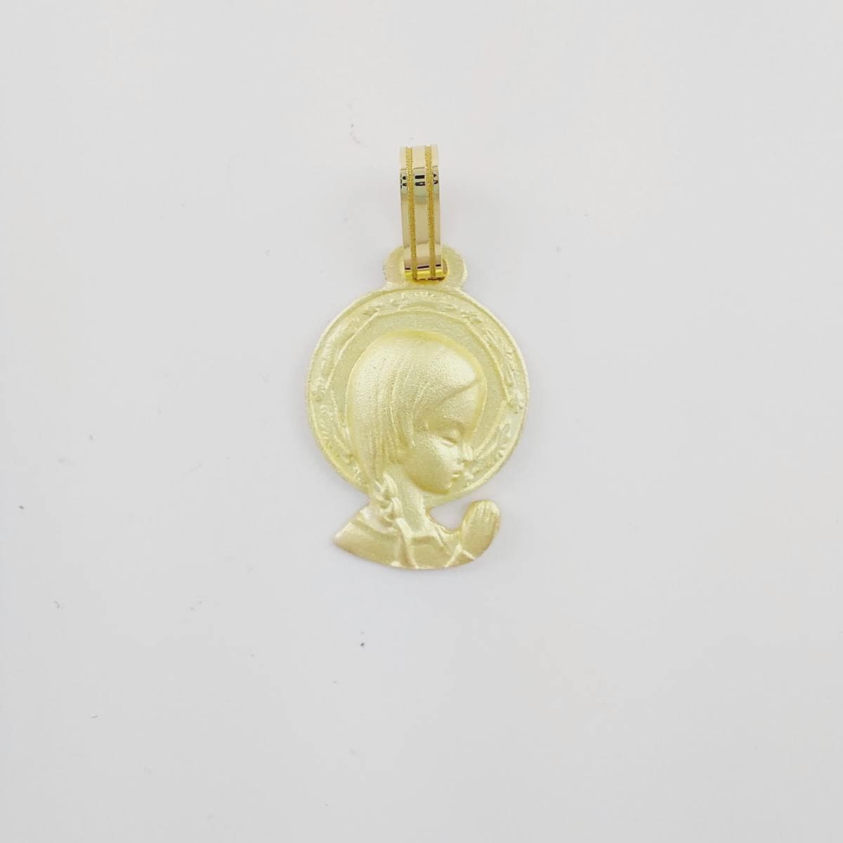 Medalla virgen niña silueta